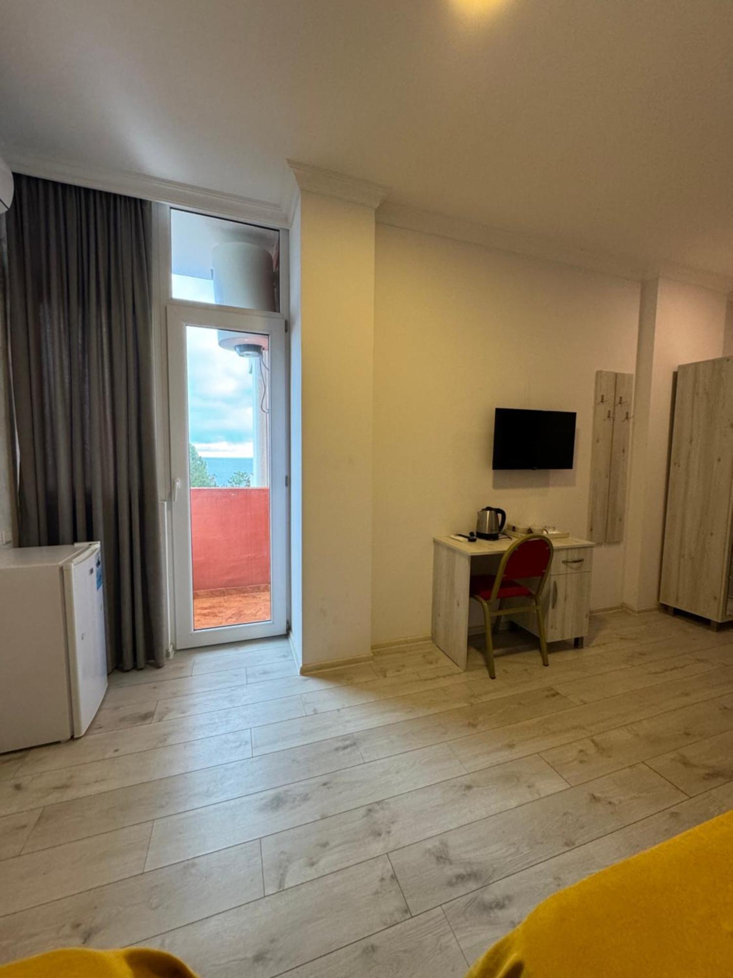 Colibri Appartement Batoemi Buitenkant foto