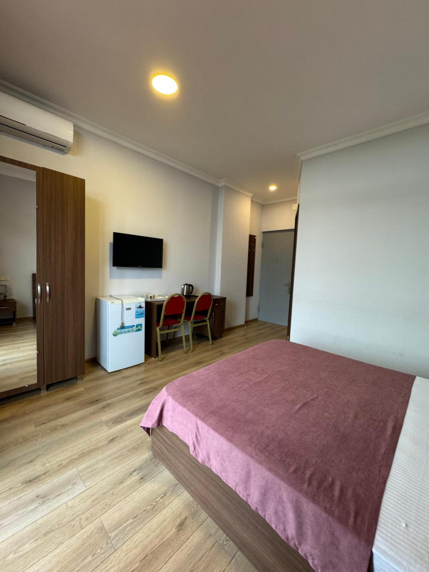 Colibri Appartement Batoemi Buitenkant foto