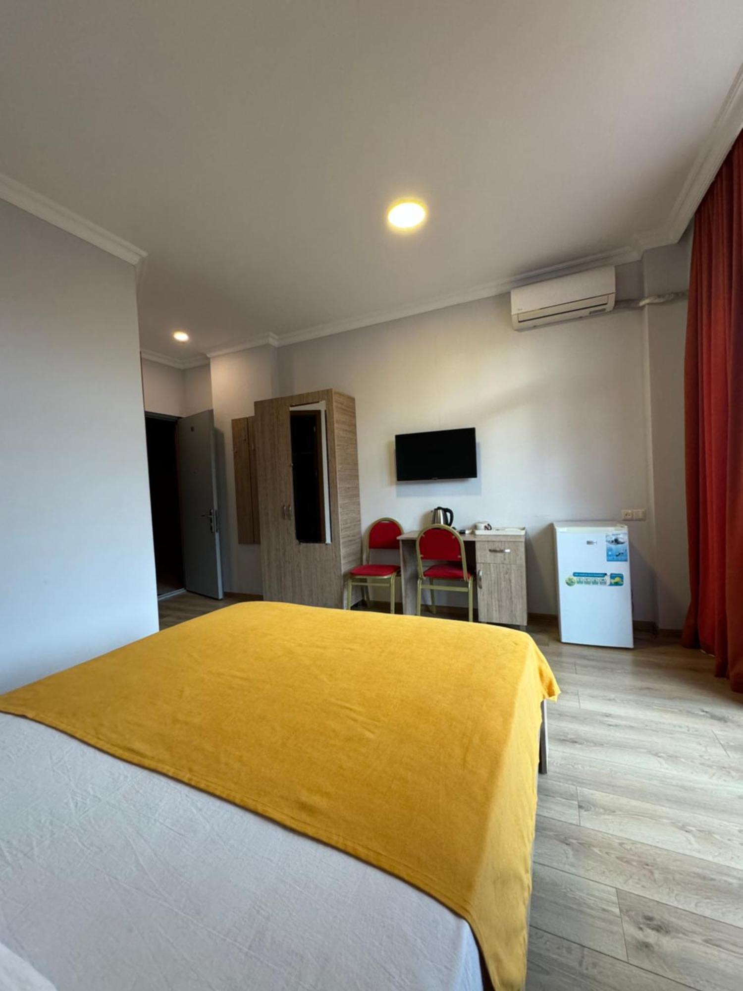 Colibri Appartement Batoemi Buitenkant foto