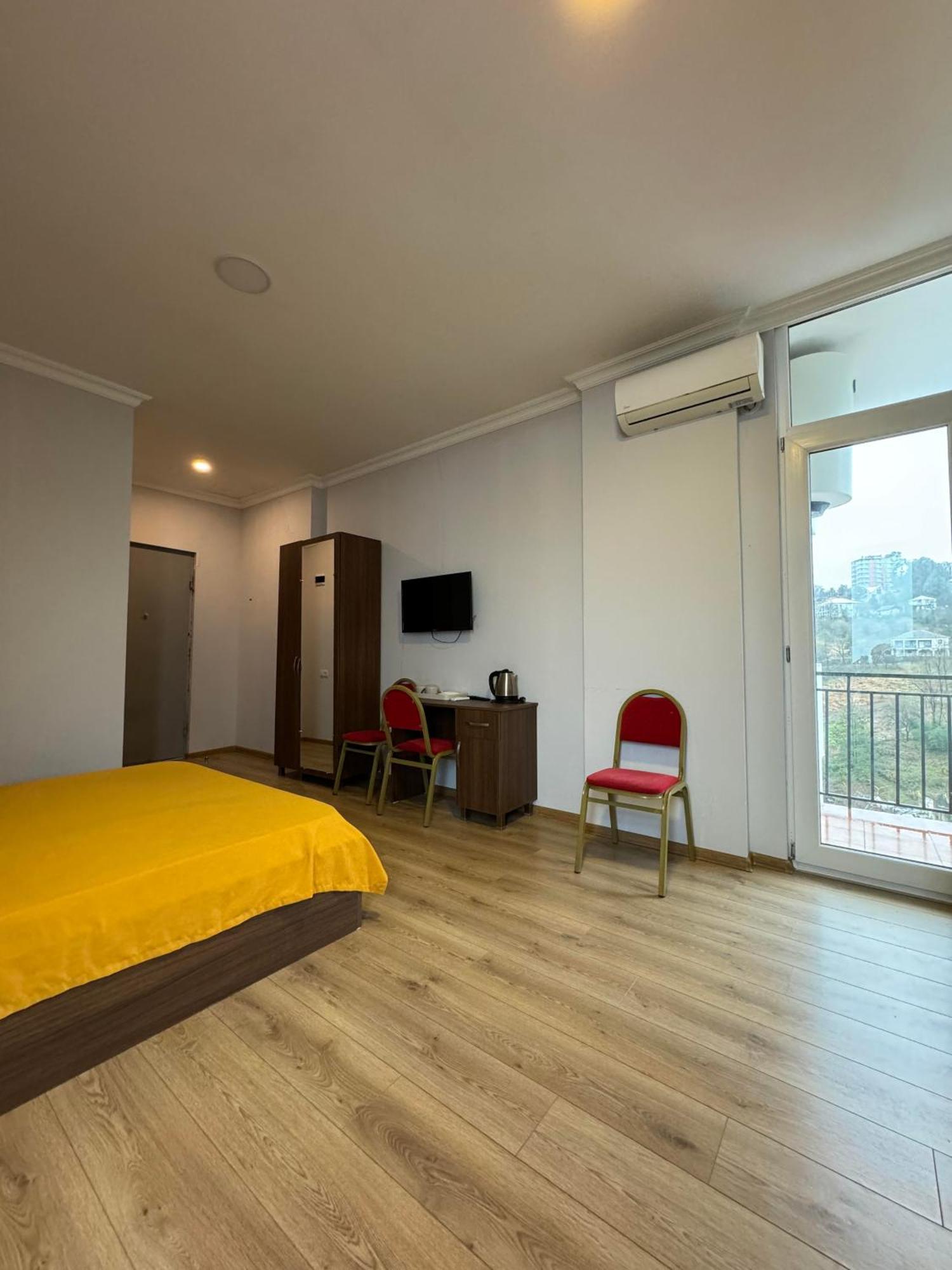 Colibri Appartement Batoemi Buitenkant foto