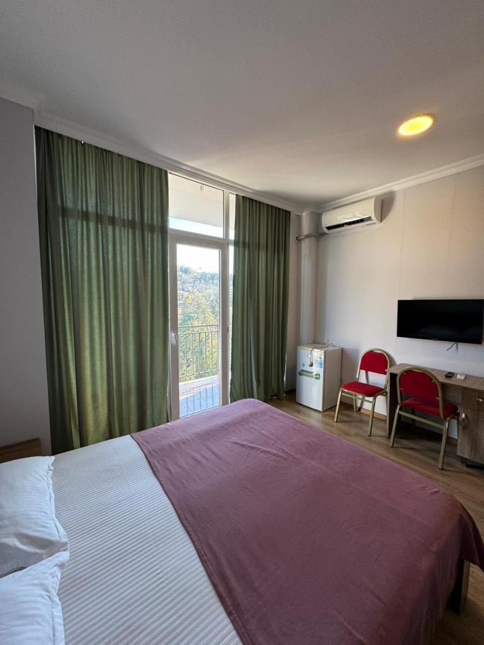 Colibri Appartement Batoemi Buitenkant foto